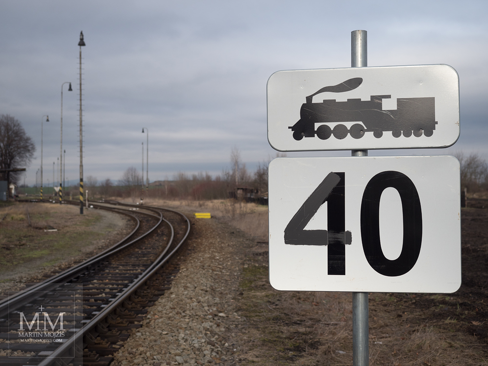 Railway signal for the maximum permitted train speed of 40 km/h. Photograph created with Olympus 12 - 40 mm 2.8 Pro lens.